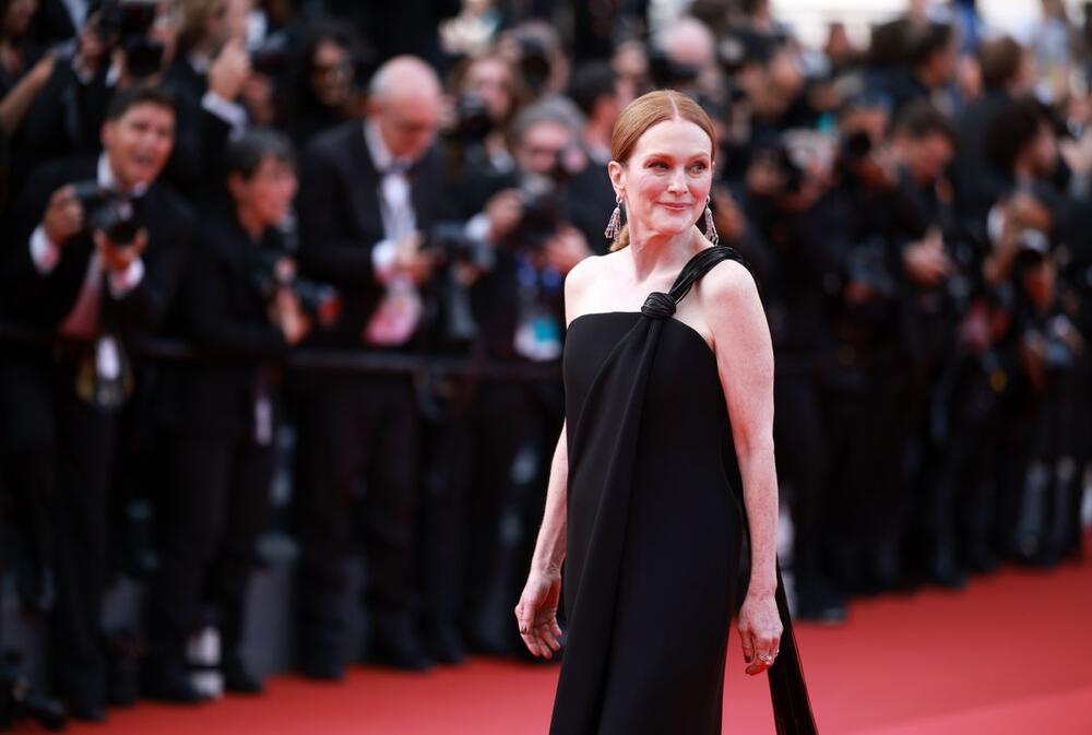 DŽULIJAN PREDSTAVILA SINA NA CRVENOM TEPIHU 