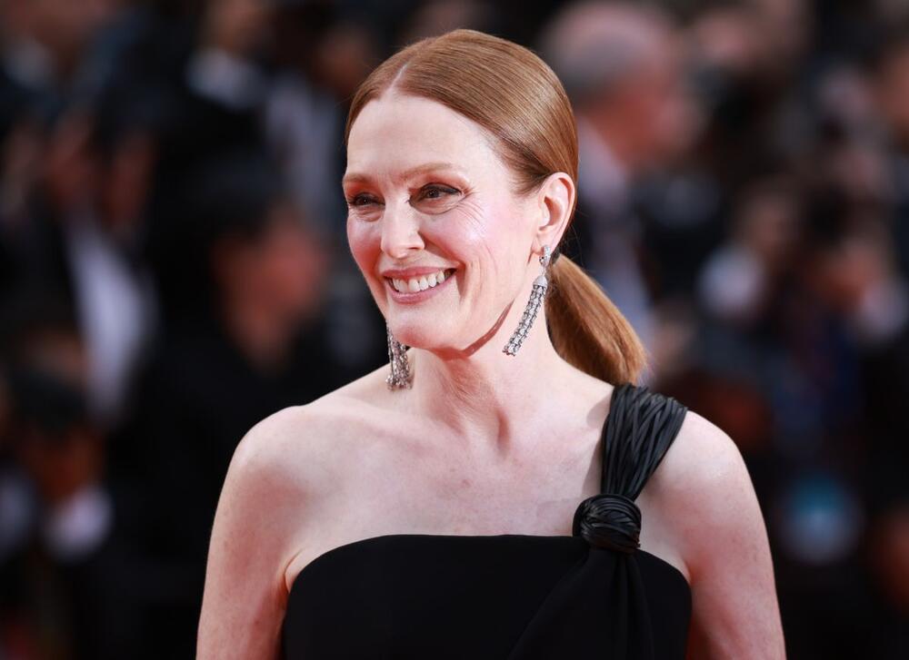 DŽULIJAN MUR POKAZALA LICE BEZ TRUNKE ŠMINKE 