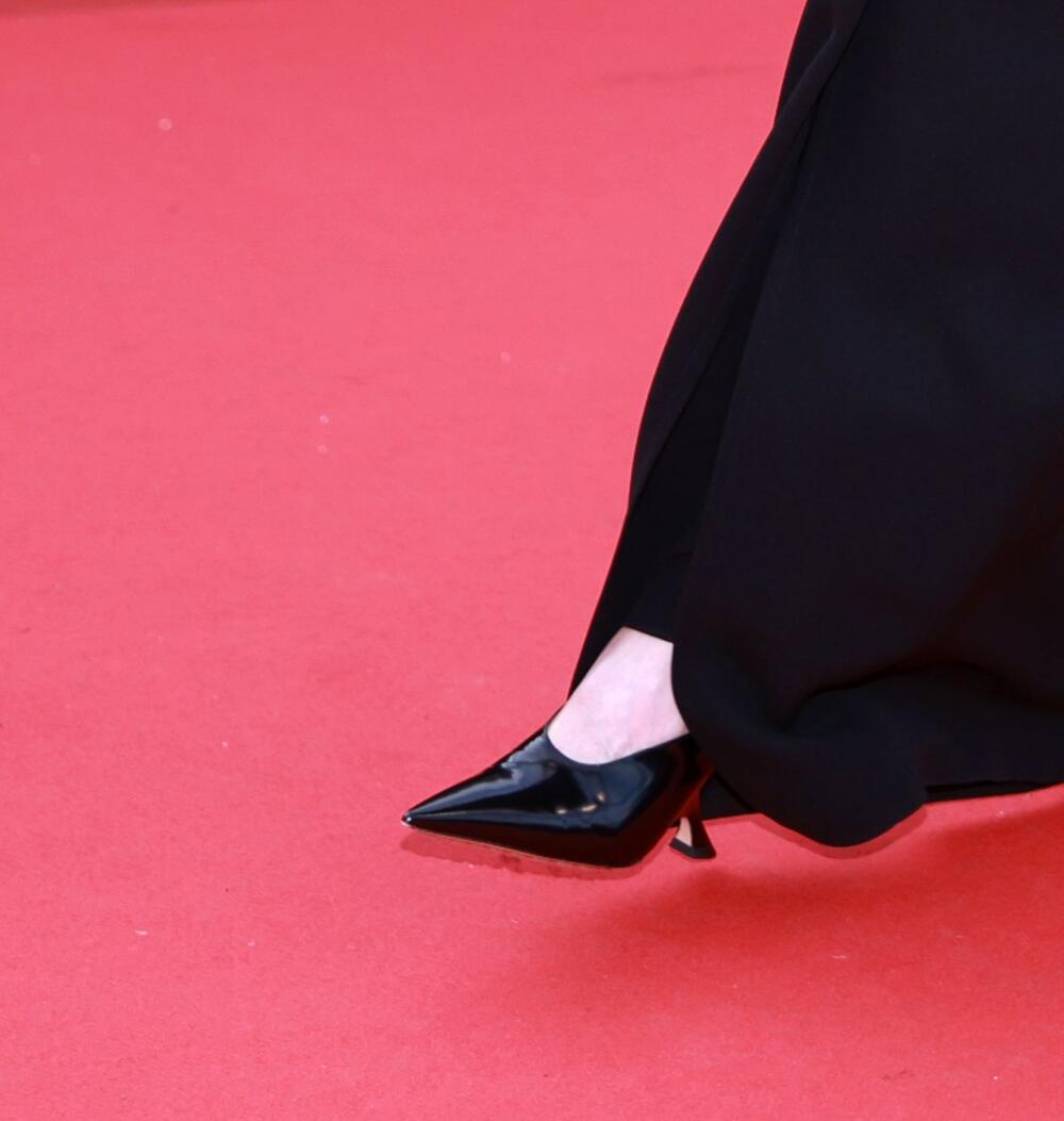 Džulijan Mur na 78. Kanskom festivalu i premijeri novog filma Vesa Andersona "The Phoenician Scheme, u crnoj Bottega Veneta haljini