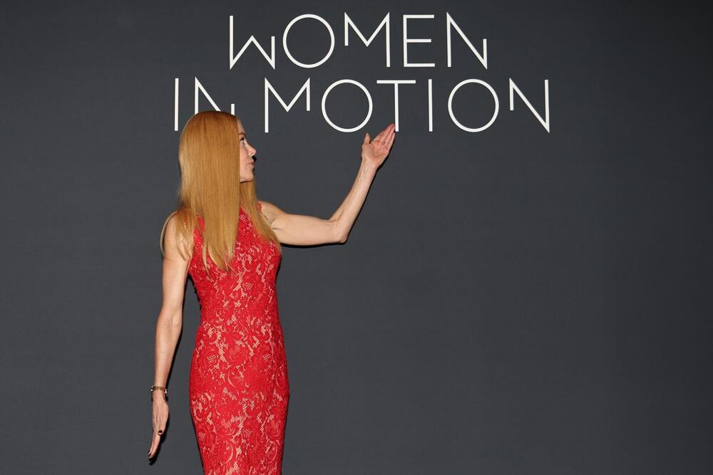 Nikol Kidman na Keringovoj dodeli nagrada tokom 78. Kanskog festivala u crvenoj Balenciaga haljini od čipke