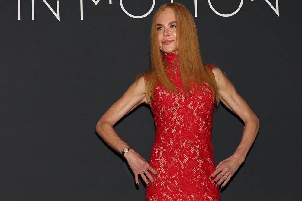 Nikol Kidman na Keringovoj dodeli nagrada tokom 78. Kanskog festivala u crvenoj Balenciaga haljini od čipke