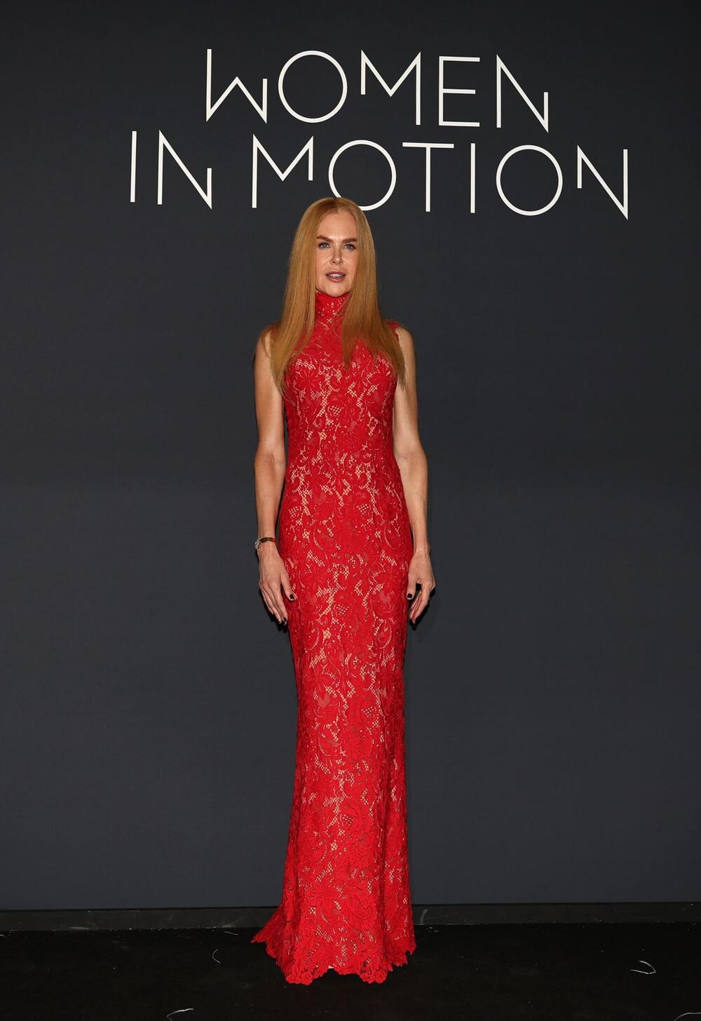 Nikol Kidman na Keringovoj dodeli nagrada tokom 78. Kanskog festivala u crvenoj Balenciaga haljini od čipke