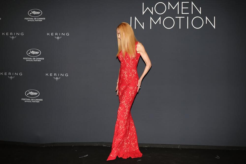Nikol Kidman na Keringovoj dodeli nagrada tokom 78. Kanskog festivala u crvenoj Balenciaga haljini od čipke