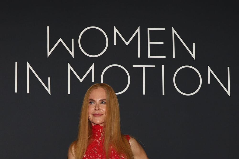 Nikol Kidman na Keringovoj dodeli nagrada tokom 78. Kanskog festivala u crvenoj Balenciaga haljini od čipke