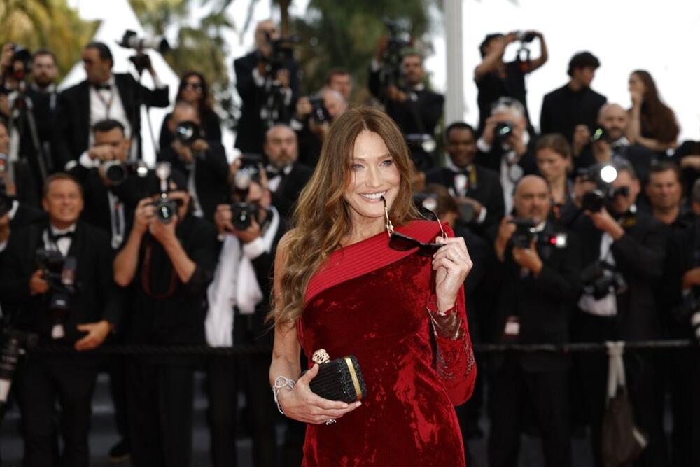 <p>Nekadašnja prva dama Francuske pokazala besprekoran stil i figuru u 58. godini u asimetričnoj haljini od pliša.</p>