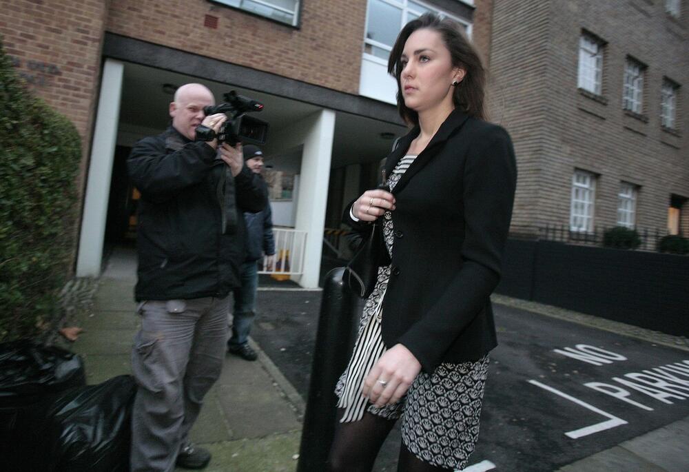 Kejt Midlton ispred svog doma u Londonu, godinama pre udaje