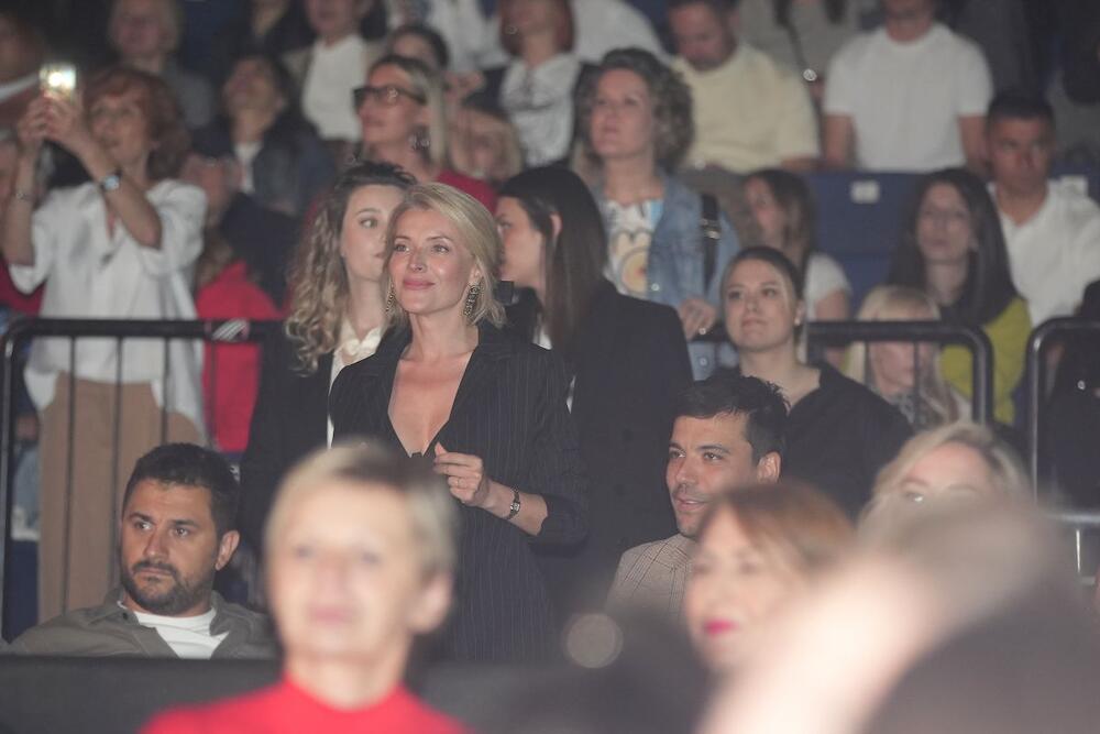 <p>Popularna glumica, koja se u drugoj trudnoći trudila da se kloni javnosti, sada je podelila fotografije svog stomačića i raznežila pratioce na Instagramu.</p>