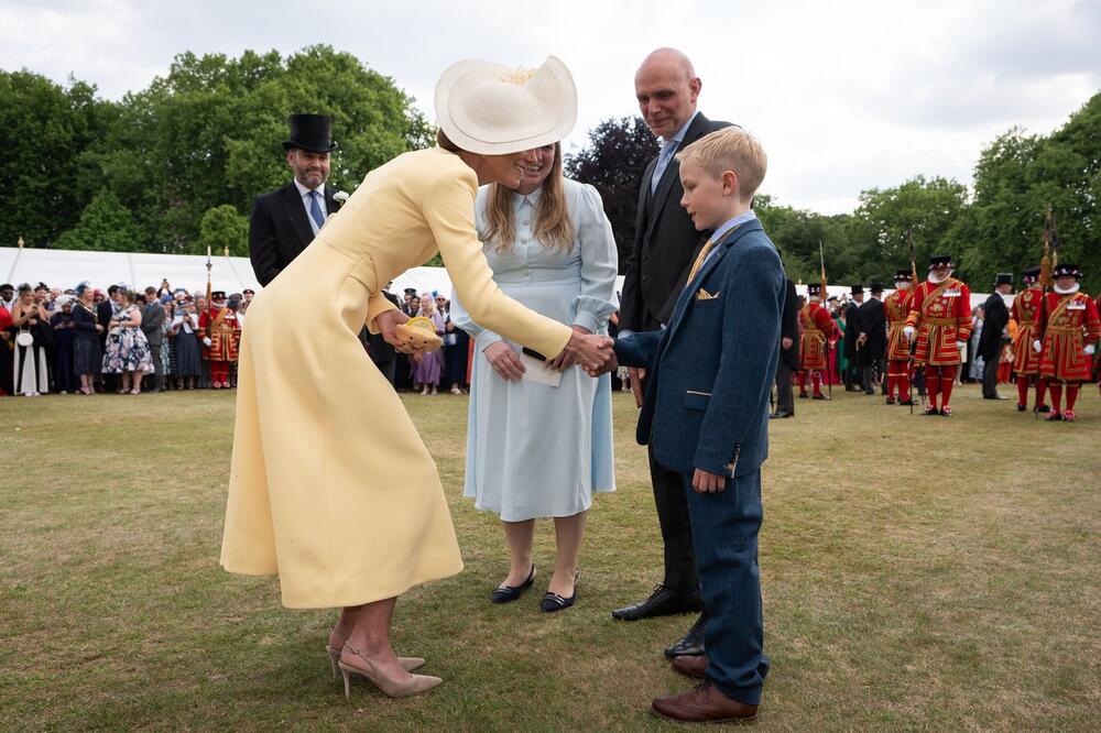 Kejt Midlton u puter-žutoj haljini