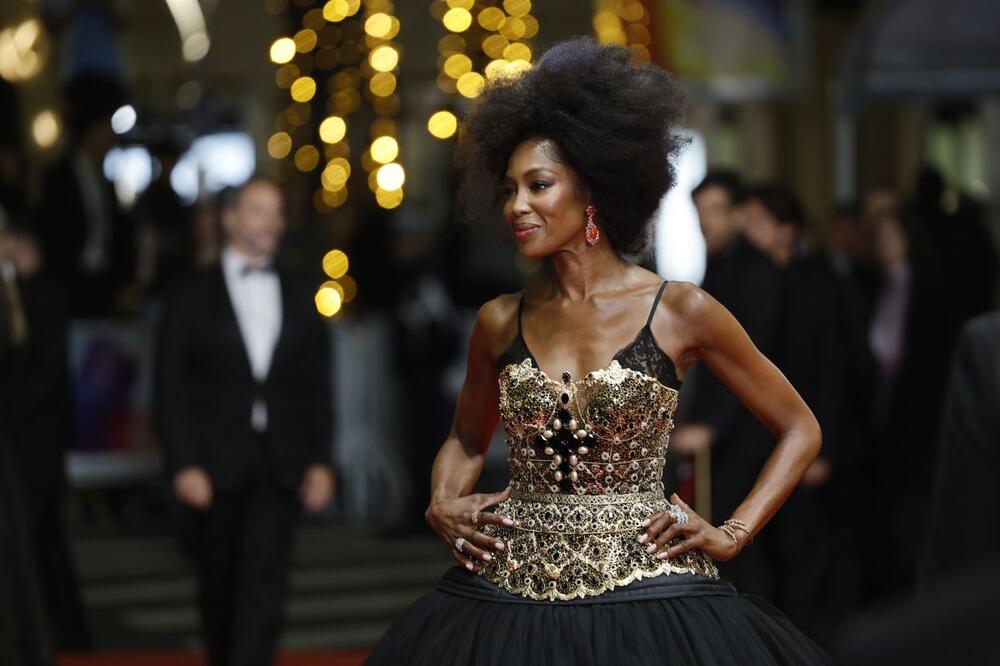 Naomi Kembel na 78. Kanskom festivalu u Dolce & Gabbana, iz kolekcije Les Siciliennes za 2025. godinu.