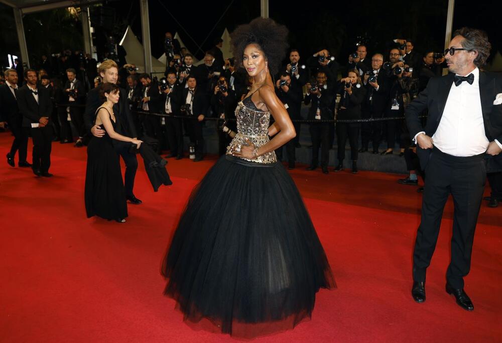 Naomi Kembel na 78. Kanskom festivalu u Dolce & Gabbana, iz kolekcije Les Siciliennes za 2025. godinu.