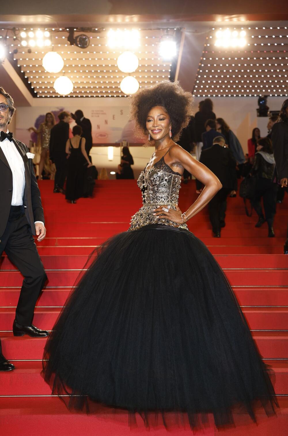 Naomi Kembel na 78. Kanskom festivalu u Dolce & Gabbana, iz kolekcije Les Siciliennes za 2025. godinu.