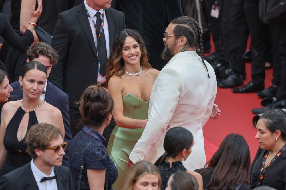 DŽEJSON MOMOA NIJE SKIDAO POGLED SA SVOJE NOVE DEVOJKE 