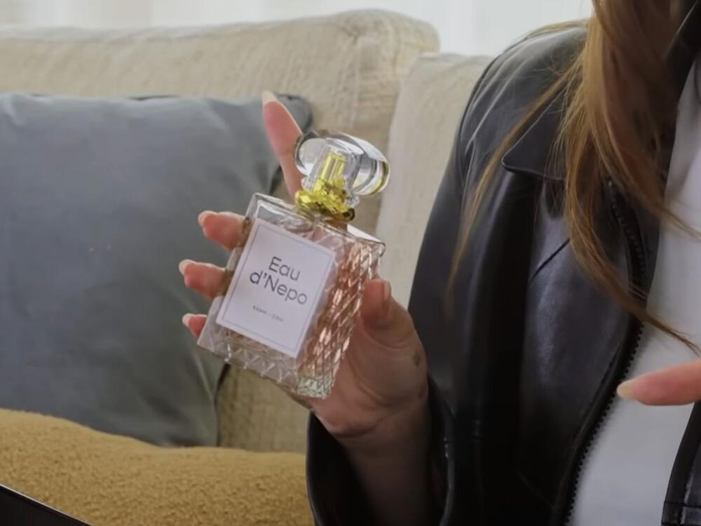 Hejli BIber u 'What's In My Bag' videu za Vogue