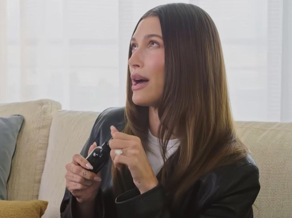 Hejli BIber u 'What's In My Bag' videu za Vogue