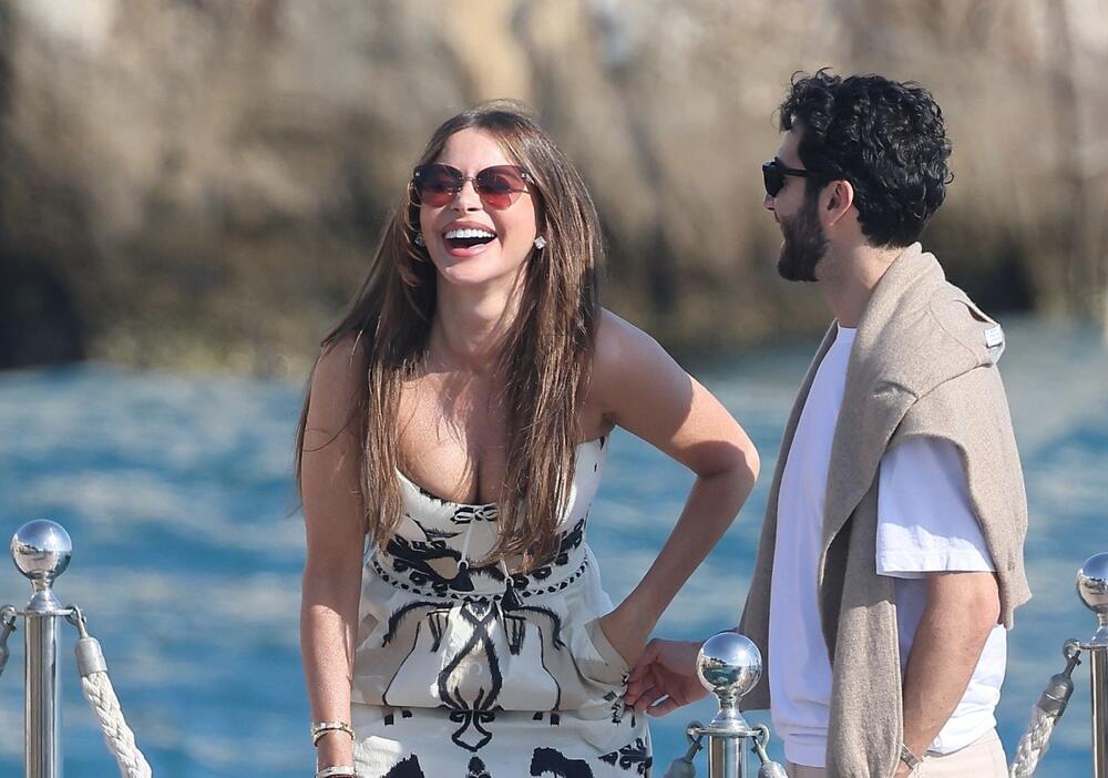 SOFIJA VERGARA IMA NOVOG DEČKA I NE KRIJE GA VEĆ ŠETA S NJIM U KANU 