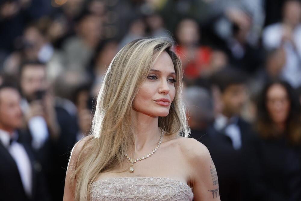 Blizanci: Anđelina Džoli
Slavna holivudska glumica ima mnogo osobina po kojima se ljudi rođeni u znaku Blizanaca izdvajaju: prilagodljiva je, ima izražene komunikacione veštine, radoznala je, obožava da uči, ponekad je kontradiktorna i radi neumorno.