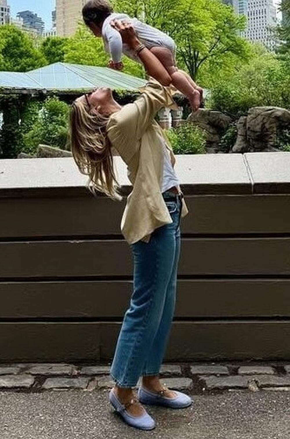 Sofija Riči u širokim farmerkama