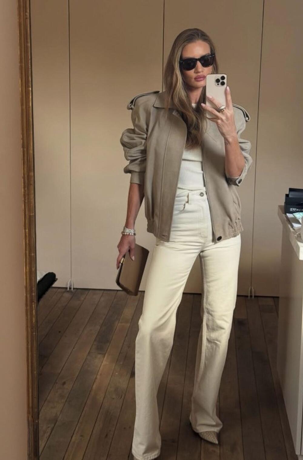 Rouzi Hantington Vajtli u širokim farmerkama