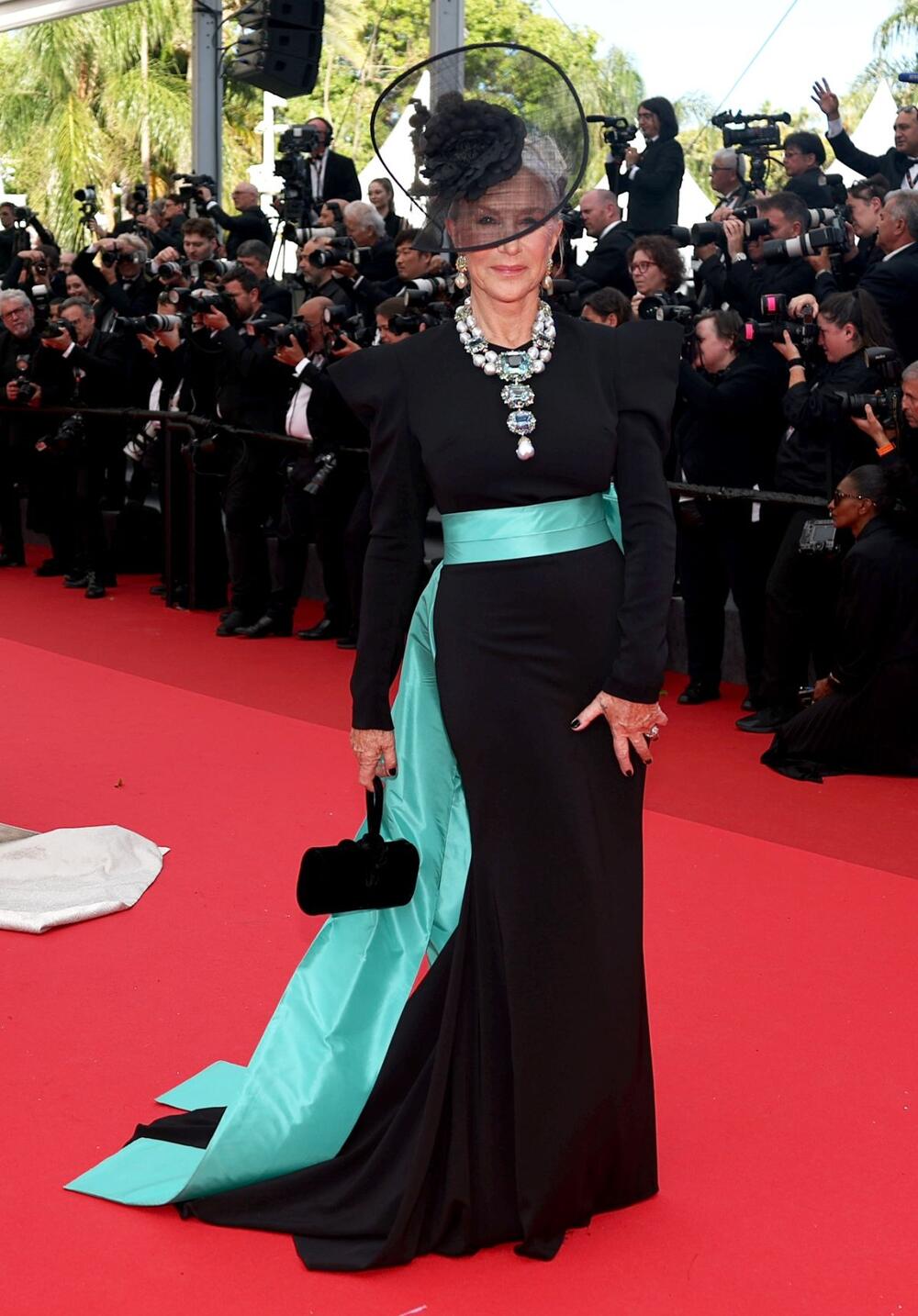 Obukla je prelepu crnu haljinu sa zanimljivim detaljem