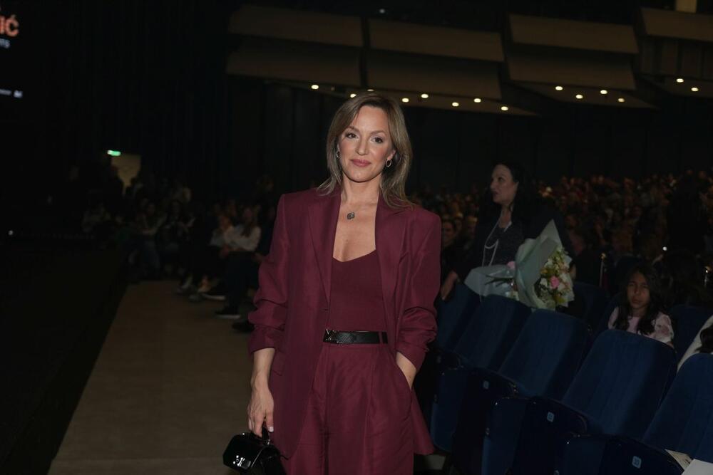 <p>Pevačica Tijana Bogićević je za koncert Jelene Tomašević odabrala nepogrešivo modno izdanje</p>