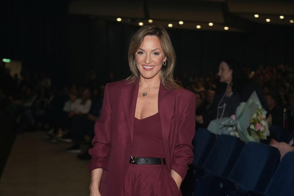 <p>Pevačica Tijana Bogićević je za koncert Jelene Tomašević odabrala nepogrešivo modno izdanje</p>