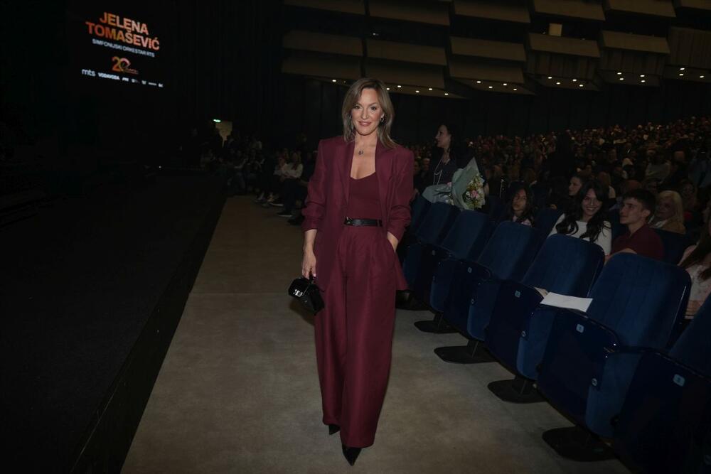 <p>Pevačica Tijana Bogićević je za koncert Jelene Tomašević odabrala nepogrešivo modno izdanje</p>