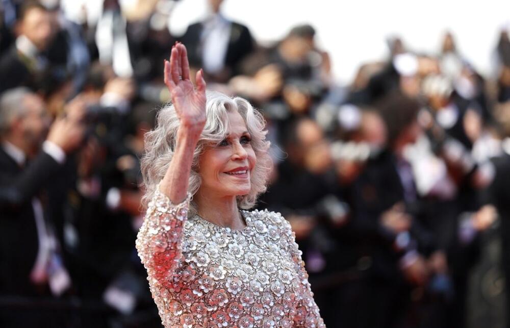 Džejn Fonda prošetala je crvenim tepihom u haljini iz koje isijavaju glamur i elegancija