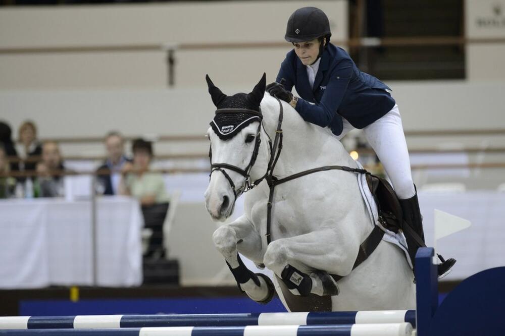Atina Onazis na jednom takmičenju u konjičkim sportovima
