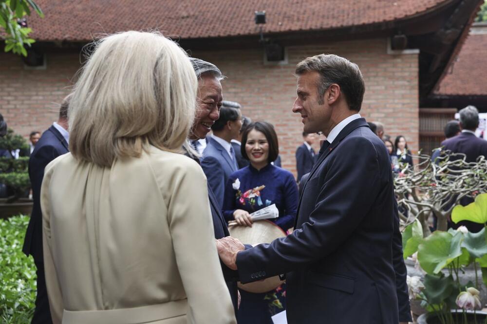 Emanuel i Brižit Makron u Vijetnamu