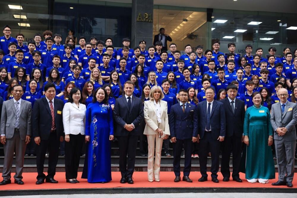 <p>Od juče svi pričaju o tome kako je prva dama Francuske ošamarila svog supruga, a ona nam za to vreme daje vredne modne lekcije</p>