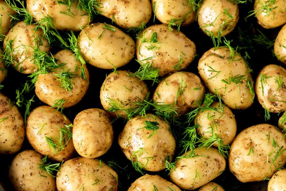 Zapečeni mladi krompirići s korom i začinskim biljem