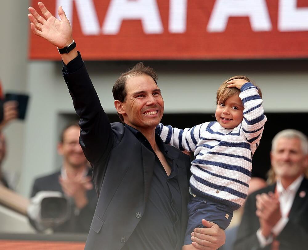 Rafael Nadal sa sinom Rafom Mlađim na oproštajnoj ceremoniji na Rolan Garosu