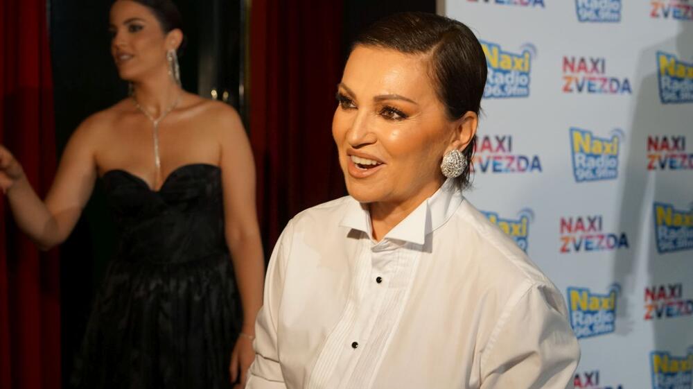 <p>Pevačica Nina Badrić u crno-beloj kombinaciji pokazala zašto je jedna od najstilizovanijih pevačica u regionu. Crne čipkaste rukavice su samo jedan od detalja koji je upotpunio ovo modno izdanje pevačice.</p>