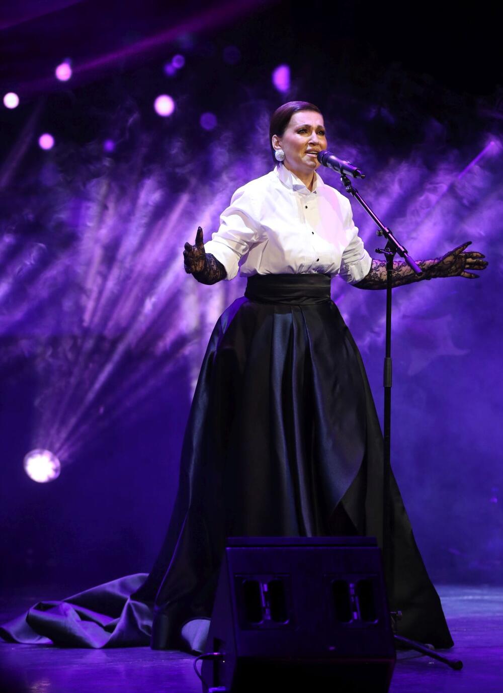 <p>Pevačica Nina Badrić u crno-beloj kombinaciji pokazala zašto je jedna od najstilizovanijih pevačica u regionu. Crne čipkaste rukavice su samo jedan od detalja koji je upotpunio ovo modno izdanje pevačice.</p>