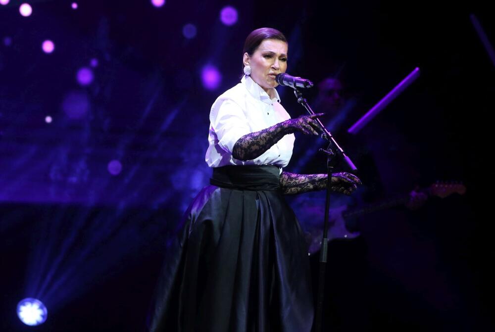 <p>Pevačica Nina Badrić u crno-beloj kombinaciji pokazala zašto je jedna od najstilizovanijih pevačica u regionu. Crne čipkaste rukavice su samo jedan od detalja koji je upotpunio ovo modno izdanje pevačice.</p>