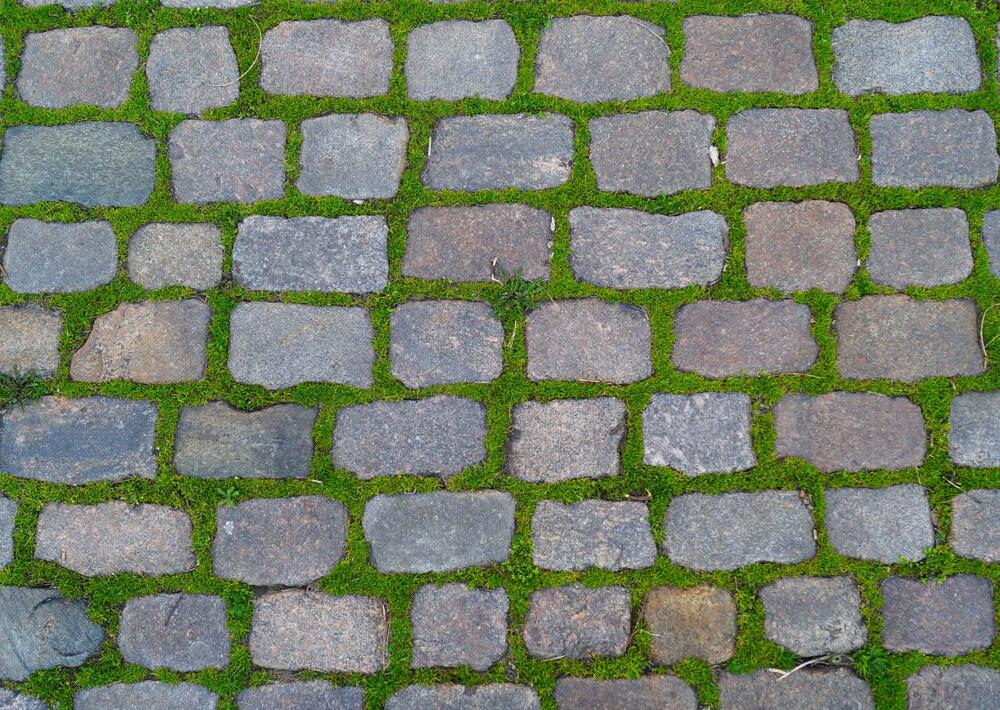 Betonske kocke u dvorištu