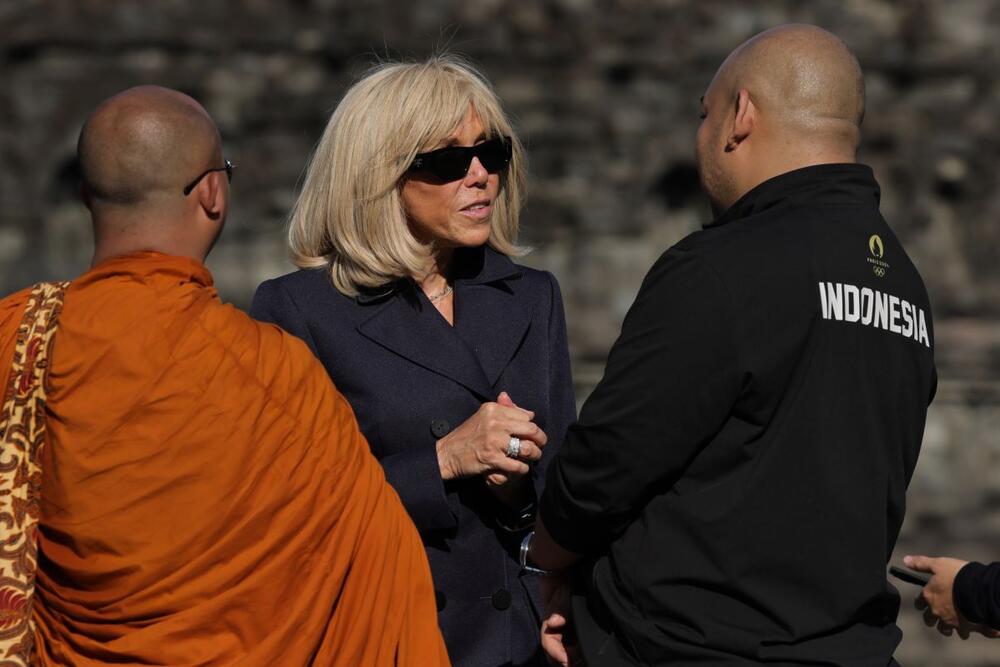 Brižit Makron u Indoneziji