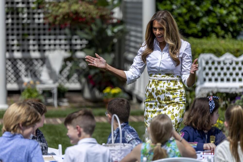 Melanija Tramp, prva dama Amerike organizovala je u Beloj kući, u bašti "Džeklin Kenedi"  radionicu "Dovedite sinove i ćerke na posao",.