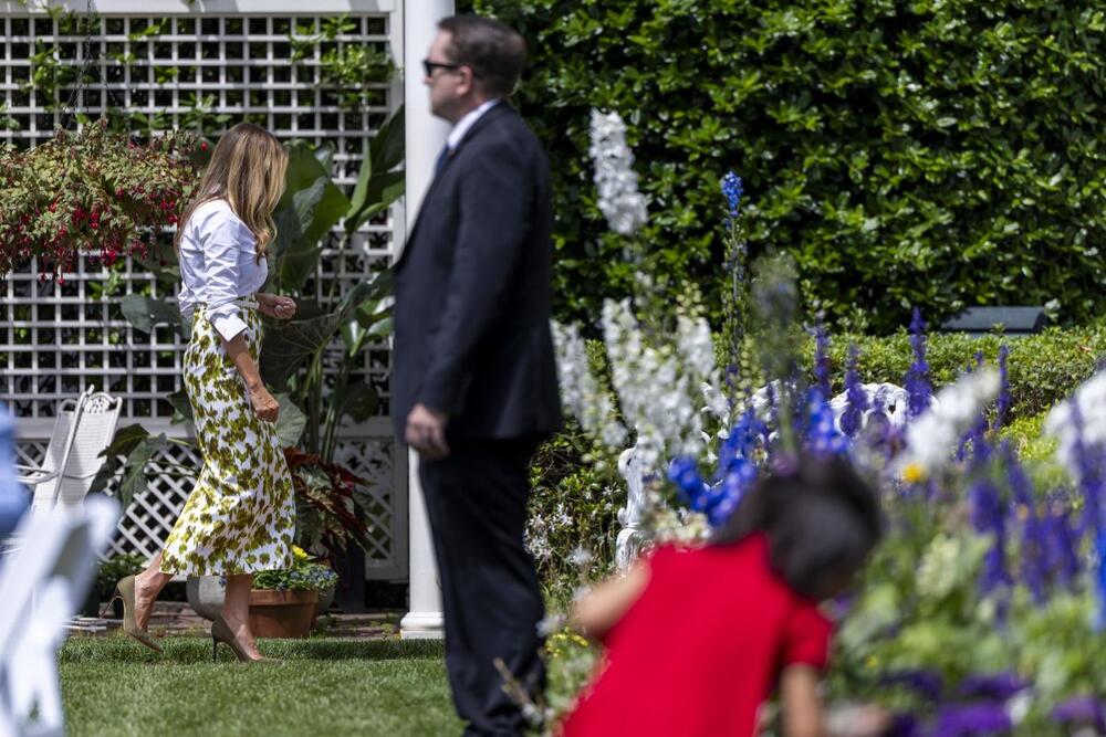 Melanija Tramp, prva dama Amerike organizovala je u Beloj kući, u bašti "Džeklin Kenedi"  radionicu "Dovedite sinove i ćerke na posao",.