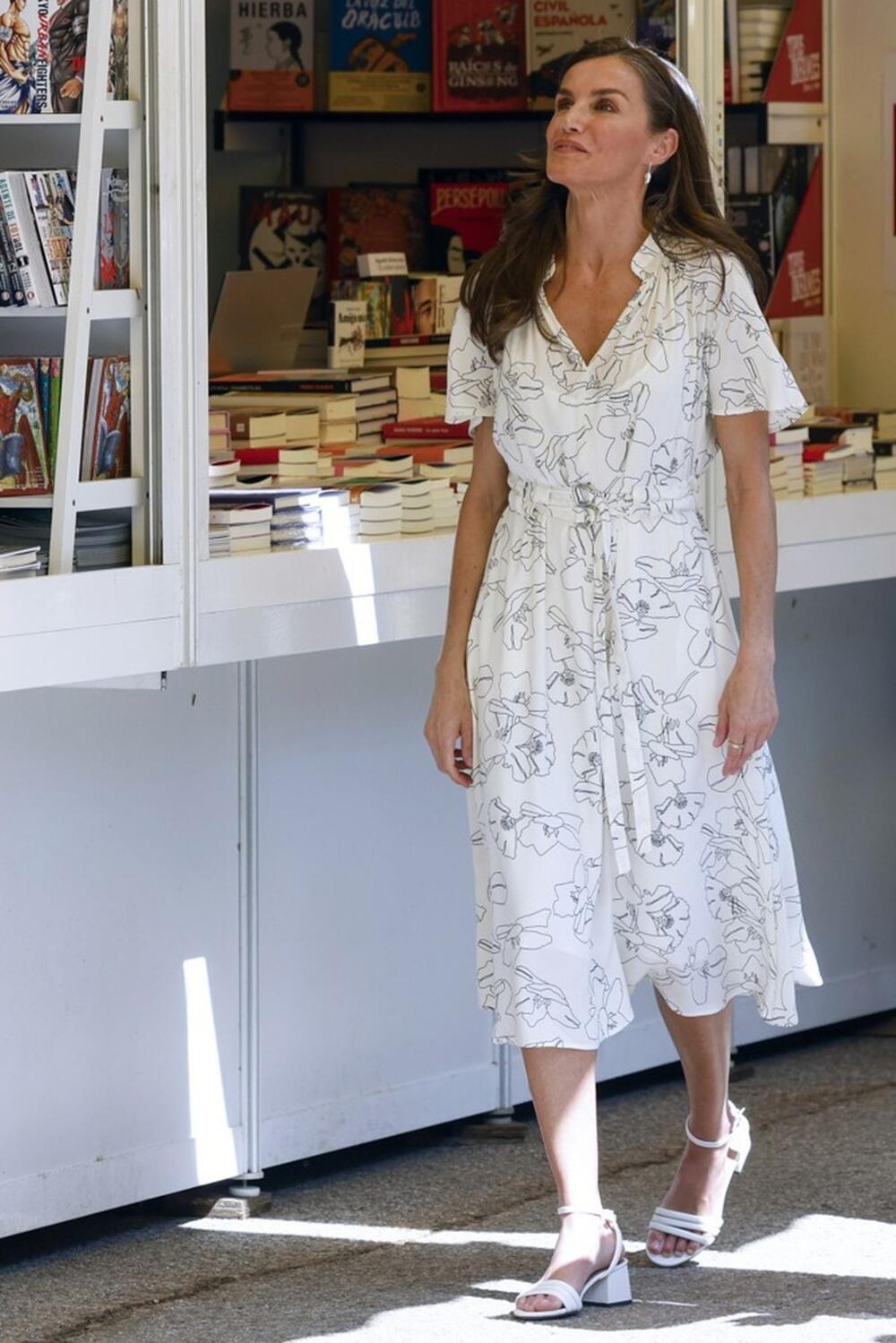 <p>Španska kraljica Leticija u modelu sandala koji je i moderan i elegantan i udoban. Jednom rečju, sve što treba jednoj dami koja želi da u svakoj prilici izgleda predivno.</p>