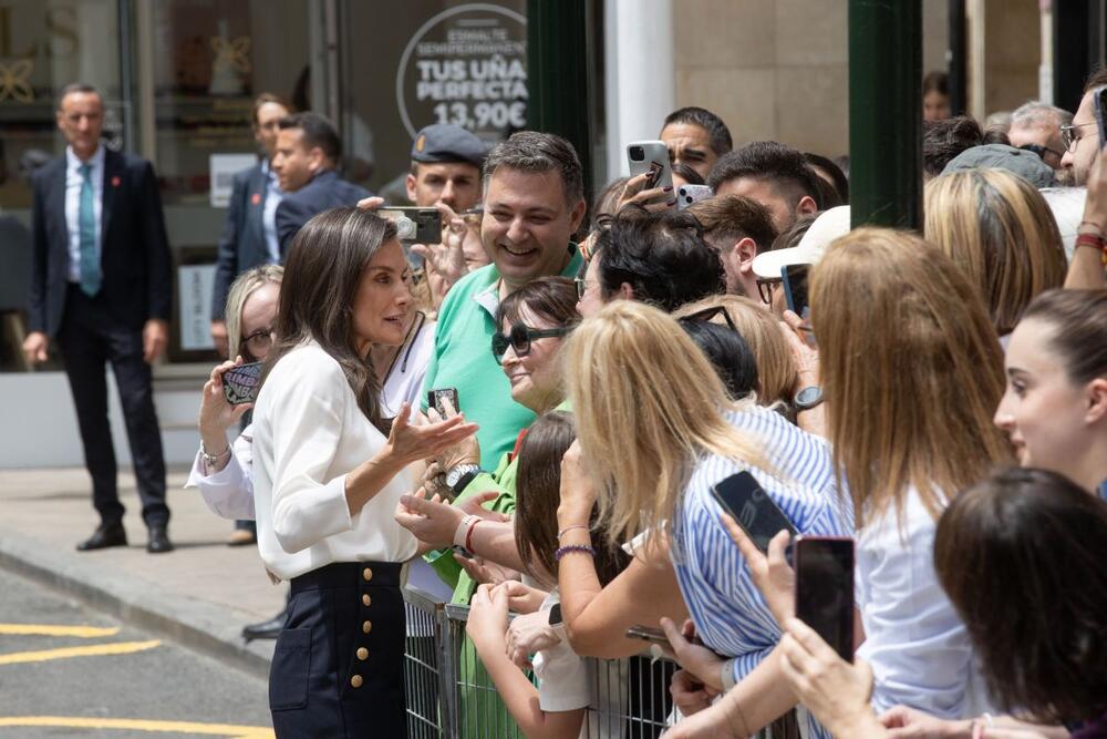 Kraljica Leticija u Hugo Boss bluzi i mornarskim pantalonama brenda Sézane