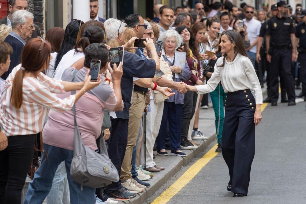 Kraljica Leticija u Hugo Boss bluzi i mornarskim pantalonama brenda Sézane