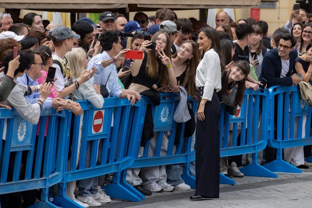 Kraljica Leticija u Hugo Boss bluzi i mornarskim pantalonama brenda Sézane