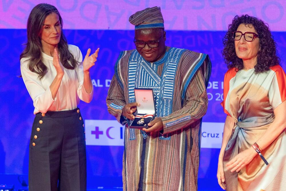 Kraljica Leticija u Hugo Boss bluzi i mornarskim pantalonama brenda Sézane