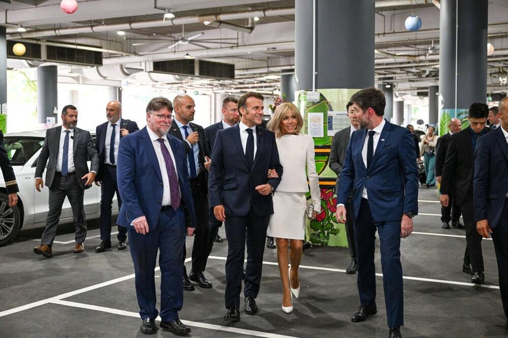 <p>Crni stajling Brižit Makron pokazalo nam je još jednom kako naizgled jednostavni modni komadi mogu da se iskombinuju u izdanje o kojem će se dugo pričati.</p>