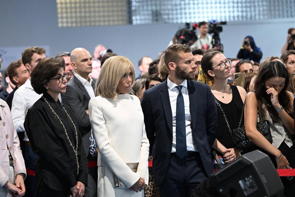 <p>Iako svedena, modna kombinacija je jednim detaljem dobila na modernost i prefinjenosti i pokazala da je uvek, ali uvek "manje više".</p>