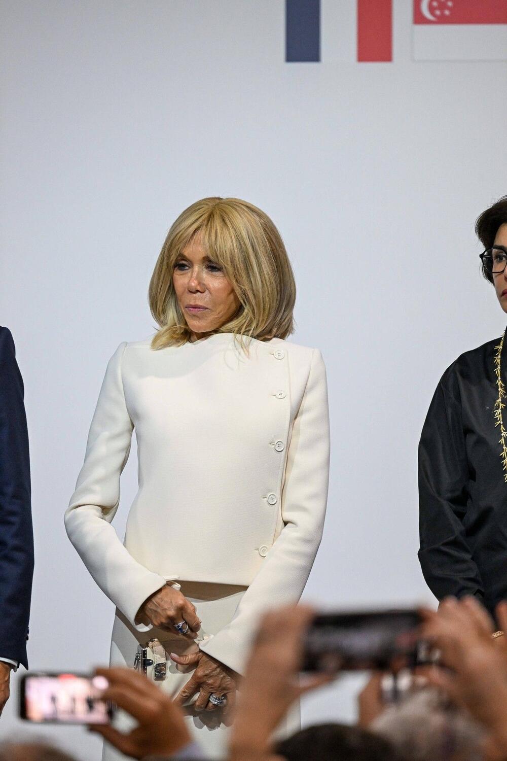 <p>Monohromatsko izdanje Brižit Makron opčinilo je Francusku.</p>