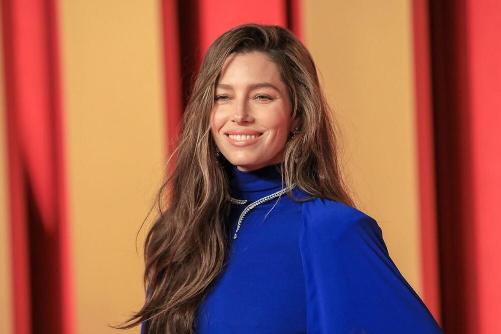 Zaboravljena ljubav Džesike Bil bio je glumac koji je 2022. godine proglašen za najatraktivnijeg muškarca na svetu