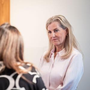 Skida 10 cm u struku, skriva višak kilograma na butinama: Vojvotkinja Sofi u JEDINOJ haljini koja vam treba ovog leta