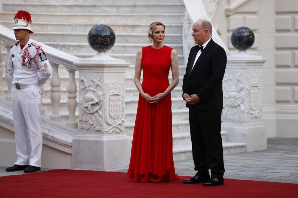 ŠARLIN OD MONAKA BLISTALA U HALJINI KOJA JE SAVRŠENA ZA SVE ŽENE 